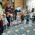 dzieci tańczą z rodzicami