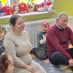 dzieci wykonują masaże