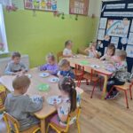 dzieci wykonują pracę plastyczną