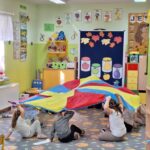 dzieci z chustą Klanza