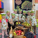 dzieci-z-koszami-owocowymi-prosto-z-sadu