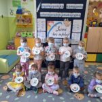 dzieci z oddziału tulipanki z pracą plastyczną