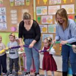 dzieci z rodzicami tańczą