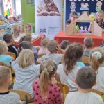 dziecii-sluchaja-teatrzyku