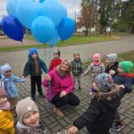 pani-trzyma-balony-z-helem