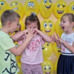 dzieci pokazują emocje