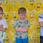 dzieci pokazują emocje