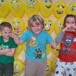 dzieci pokazują emocje