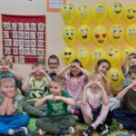 dzieci pokazują emocje