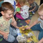 Chlopcy-ogladaja-bajeczki