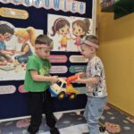 Chłopcy przedstawiają scenkę