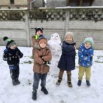 Chłopcy przy bałwanku