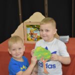 Chlopcy-skladaja-drzewko-przyjazni