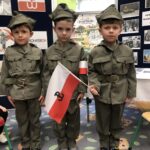 Chłopcy w mundurach żołnierskich