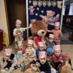 Chłopcy z dużym misiem