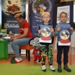 Chłopcy z książkami