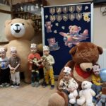 Chłopcy z oddziału Żuczki z misiami