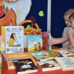 Chlopcy-z-zainteresowaniem-przegladaja-nowosci-ksiazkowe