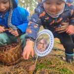 Chlopcy-znalezli-podgrzybka