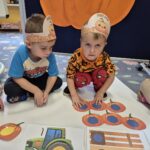 Chłopiec dopasowauje dynie do przyczepki