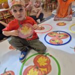 Chłopiec dopasowuje dynie