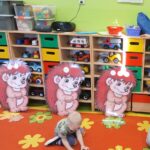 Chłopiec liczy liście