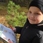 Chlopiec-odnajduje-sosenke