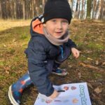 Chlopiec-odszukuje-darow-lasu