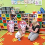 Chłopiec podczas zabawy matematycznej