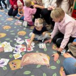 Chłopiec przelicza owoce