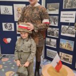 Chłopiec przymierza hełm