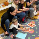 Chłopiec składa obrazek z części