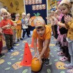 Chłopiec turla dynie