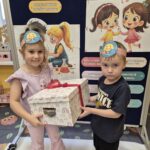 Chłopiec wręcza dziewczynce prezent