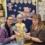 Chłopiec wręcza order paniom