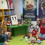 Dzieci bawią się z pisarką_Easy-Resize.com