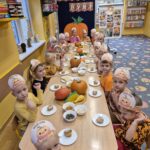 Dzieci degustują dyniowe babeczki