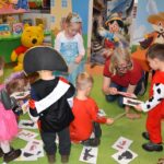 Dzieci-dopasowuja-cienie