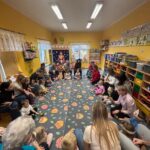 Dzieci grają na instrumentach