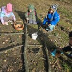 Dzieci-graja-w-kolko-i-krzyzyk-darami-lasu