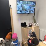 Dzieci obserwują monitoring