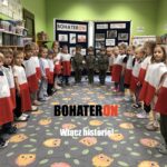 Dzieci oddają cześć powstańcom