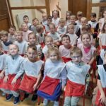 Dzieci oglądają film o Powstaniu Warszawskim