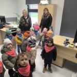 Dzieci oglądają pomieszczenia komisariatu