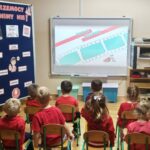 Dzieci podczas filmu edukacyjnego