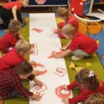 Dzieci podczas układania puzzli