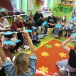 Dzieci podczas zabawy muzycznej przy użyciu chmurek