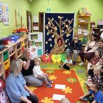 Dzieci podczas zabawy naśladowczej