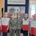 Dzieci podczas zajęć patriotycznych