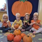 Dzieci prezentują dynie